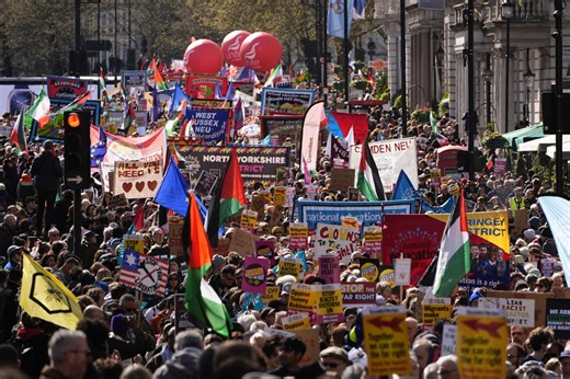 London march: Half a million protest as far right 'intimidated away'