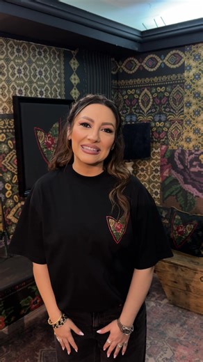 Unele momente iti amintesc de ce faci totul. De ce urci pe scena, de ce cauti sunetul potrivit, de ce spui povesti prin muzica. Oamenii. Intalnirea. Energia care se creeaza intre noi. „Traditional 3 – Mostenirea” a ajuns mai departe decat mi-am imaginat, iar faptul ca prima sala s-a umplut atat de repede mi-a confirmat ca acest drum e unul pe care il parcurgem impreuna. De aceea, cu multa emotie, va spun ca mai avem o seara de concert pe 18 aprilie, la Sala Palatului. Nu e doar un spectacol. E o