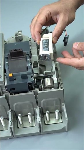 How is a shunt relay installed on a Schneider Electric NS circuit breaker?