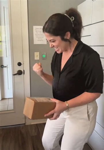 POV: the package you’ve been waiting on has finally arrived and you pick it up using our 24/7 Luxer One package lockers. (Psst..did you know Luxer One has an app that makes it easy to keep track of your packages?) #columbusga #apartmentgoals #apartments #preserveatcolumbuspark #luxerone