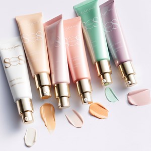 Egal ob Rötungen, Pigmentflecken oder fahler Teint - die SOS Primer sind maßgeschneiderte Lösungen für die optische Korrektur des Teints :-) http://bit.ly/SOS_Primer_tc | Clarins