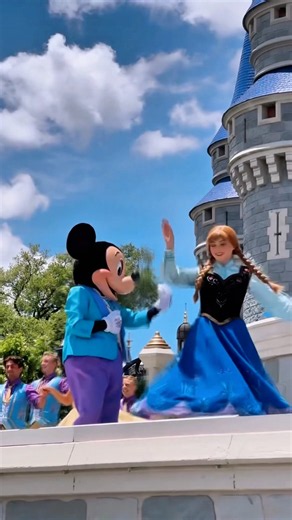 Would you sing along with Anna at Cinderella Castle? 👑❄️🏰✨