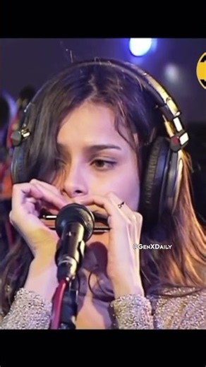 Hope Sandoval playing the harmonica - Mazzy Star - Flowers in December 1996 #hopesandoval #mazzystar