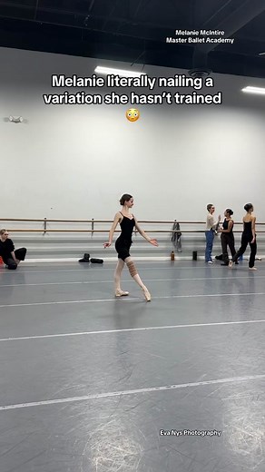 @melanie really out here learning variations through osmosis 😭😂 We let the live decide what variation she would dance and they chose this, 10 minutes later she did this! 😳👏🏻 #ballerina #ballet #ballettok #balletflex