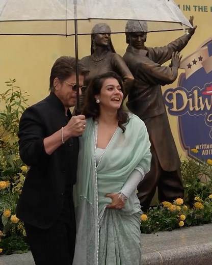 #ShahRukhKhan and #Kajol unveiled the bronze statue of Raj & Simran at London’s Leicester Square