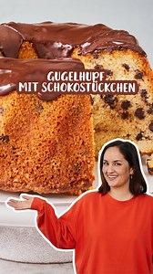 Gugelhupf mit Schokostückchen📌 Rezept zum Speichern Gugelhupf mit Schokostückchen ist so saftig und lecker. Das Rezept für den einfachen Rührkuchen mit Schokostückchen wirst du immer wieder machen wollen! 😋❤️ ZUTATEN FÜR DEN TEIG 250g weiche Butter 200g Zucker 1 Pck. Vanillezucker 1 Prise Salz 4 Ei (Gr. M) 270g Weizenmehl (Type 405) 3TL Backpulver 5EL Milch 100g Zartbitter - Schokotropfen Etwas Fett für die Form Etwas Mehl für die Form FÜR DEN GUSS 150g Zartbitterkuvertüre 2EL neutrales Speise