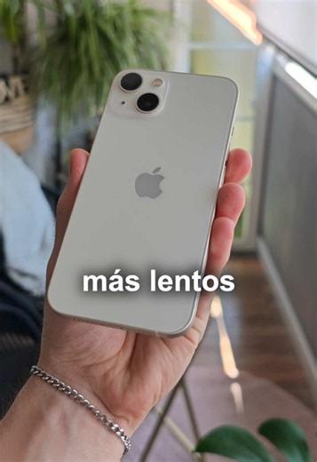 iOS 27 ya está aquí, pero la polémica acompaña a esta nueva actualización de Apple. Muchos usuarios temen que la compañía repita viejas costumbres y empiece a ralentizar los modelos antiguos. No es un secreto que la empresa de la manzana mordida ha recibido multas millonarias en el pasado por esta misma razón, buscando que sientas la necesidad de renovar tu teléfono antes de tiempo. En esta ocasión el cambio afecta directamente al rendimiento de terminales que todavía funcionan de maravilla. Si 