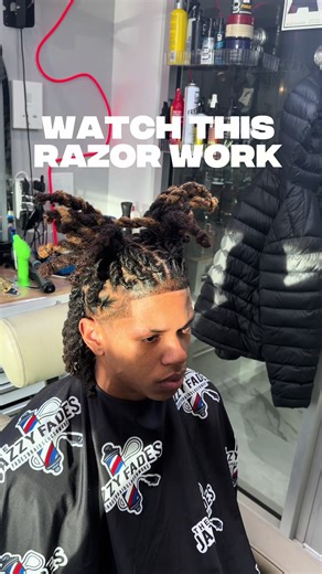 In my opinion the razor just takes line ups to the next level 🤷🏾‍♀️ and I feel like it helps my clients line up last a little longer 💫 what do yall think? • #barberrazor #razorlineup #lineup #carybarber