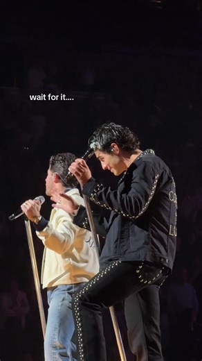 Joe Jonas: The Master of Concerts! 🎤🤩