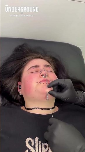 CHIN PIERCING 🤟🏻We love unique piercings!