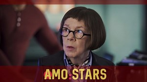 Linda Hunt used to be made fun of for being small in school, but later, that was what made her a fearless actress. 👏💪 | AmoMama Nostalgia