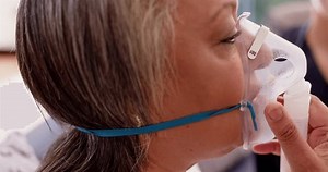 Met behulp van zuurstofmasker, senior vrouw: stockbeeldmateriaal en -video's (rechtenvrij) 3702518191 | Shutterstock