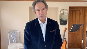 Baritone Gerald Finley, who headlines tonight’s free stream of Doctor Atomic, has found an artistic home at the Met for more than two decades. Hear his powerful story and please consider making a gift to #ProtecttheMet. #TheVoiceMustBeHeard Give today: bit.ly/39BJDBE | The Metropolitan Opera