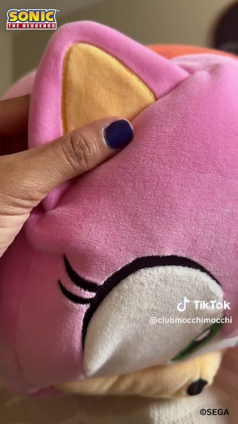 The perfect balance of cuddly sweetness and spunk! Meet the newest addition to our Sonic plushie collection, Amy Rose.💗 #ClubMocchiMocchi #SonictheHedgehog #Tails #Sonic #MocchiMocchi #plushtoy #plushtok