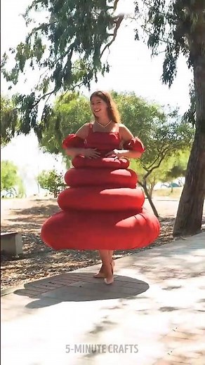 Incredible Dress Made from Pool Inflatables: A Fashion Revolution! 🌊👗