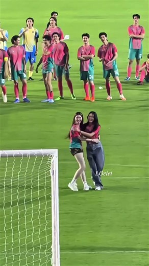 Missed the shot? No problem 😭 Orm runs to Ling for a hug + head pat in front of everyone! #LingOrm