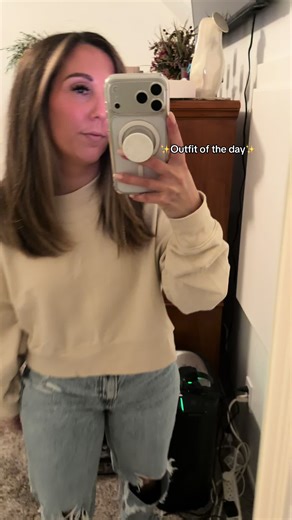 Cozy Style: Jeans and Sweatshirt Outfit Inspiration