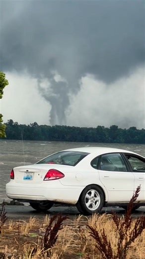 323K views · 2.4K reactions | TORNADO ON THE GROUND HEADING TOWARD MT. VERNON, INDIANA! | Southern Illinois Weather Information | Facebook
