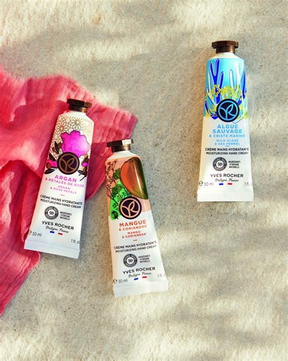✨ Des mains douces et délicatement parfumées 🧴 Nos crèmes mains hydratent et nourrissent en profondeur, tout en laissant un parfum subtil qui accompagne chacun de vos gestes avec élégance 💚 Et pendant les Jours Beauté, profitez de –50 % sur une large sélection* pour (re)faire le plein de vos crèmes mains préférées et autres essentiels beauté 👇 Et vous, quelle est votre crème mains préférée ? *Voir conditions sur le site | Yves Rocher France