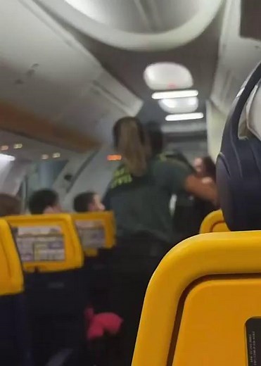 This is the video footage of the alleged incident involving Irish MMA fighter, Sinead Kavanagh, and Spanish police on board a Ryanair flight from Gran Canaria to Dublin earlier this week. The 39-year-old is said to have been held on Monday evening and spent the night in a police cell before appearing in court on Tuesday. It has since been reported that she was released on bail pending an ongoing criminal probe and has returned to Ireland. Full story 🔗 in comments: | Irish Daily Mirror