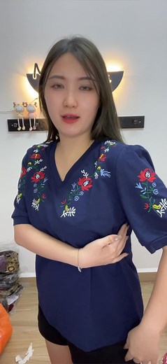 全部Sold out❌❌❌谢谢你们 还有更多款会陆续Post上来哦❤️ 特价Rm34🧧精致V领刺绣时装😍😍真心喜欢这款搭配和剪裁，穿起来真的很显瘦‼️绝版了，胸围108-120cm，长度65cm 酒红 A154M 1 黄色 A154Y 1 蓝色 A154S 1 橘红 A154C 1 大红 ❌❌A154R 1 | Mimi Mimiko Fashion