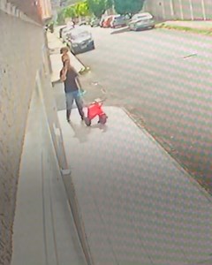 9.5M views · 66K reactions | Llevaba a su hija en los hombros, pero se le olvidó y su reacción le hará el día a todos 藍 | Mamá Reina + | Facebook