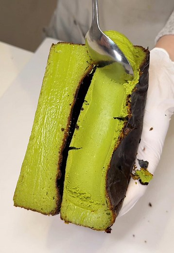 とろける濃厚抹茶バスクチーズケーキ🍵 可愛いスイーツが有名なこちらのお店では、本格抹茶を大量に練り込んで焼き上げた抹茶のバスクチーズケーキが食べられる！ キメ細やかな舌触りが口の中で溶けだす🧀 📍S cafe bar / 生野 ￥800～/人 ⏰営業時間：平日10:30〜18:00 土日祝 10:00〜19:00 💤定休日：木曜日 🏠住所：〒544-0034 大阪府大阪市生野区桃谷４丁目７−４ 2F #東京グルメ #大阪グルメ #tiktokfood