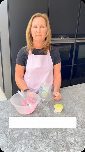 Here’s a quick 60 second Masterclass for a Monday evening 🧁#bakingwithlove❤️ #bakingtips #cupcakereel #learnwithus #tipoftheday #followus | Icing On The Cake School
