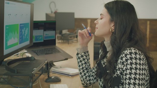 Professional woman working on a computer - Free Stock Video