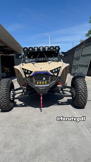 Así quedó esta belleza de rzr turbo r al cual súper equipamos con: ✅Iluminación @kchilites barras de 10” y 40” ✅Bocinas marinas @wetsounds ✅Subwoofer marinos @rockfordfosgate ✅Defensas @drt.motorsports ✅Rines @packardperformance ✅Jaula cromoly ✅Llantas 33 coyote Lo mejor para los mejores y más exigentes pilotos😎 Si buscas lo mejor para tu rzr, contáctanos al 3315998989 Realizamos envíos de mercancías a todo México 🇲🇽 #forutvaccesorios #rzrpror #rzrturbor #rzrpolaris #polarisrzr #utvmexico #ut