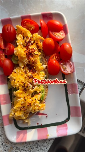 Kathi on Instagram: "~2000 kcal ~160g Protein Wie immer : nicht jeder Tag sieht so aus. Versuche eine gute Balance aus gesund , nährstoffreich und auch Gelüsten nachzugehen. Klappt meist sehr gut :-) #abnehmreise #abnehmen #abnehmmotivation #fitnessjourney"