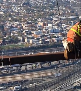 1.1M views · 8.2K reactions | Steel Workers over the cloud... Elképesztő milyen tudás és életérzés kell ilyen jellegű fémszerkezet szereléshez. Mi lenne az az órabér amiért bevállalnád a melót, felkészítés és gykorlati oktatás, majd vizsga után? f:viralhog Quality Welding Inspection World Csatlakozz a csoportunkhoz: https://www.facebook.com/groups/1696839877286602/?ref=share | Fémipari szakember-Steel Worker | Facebook