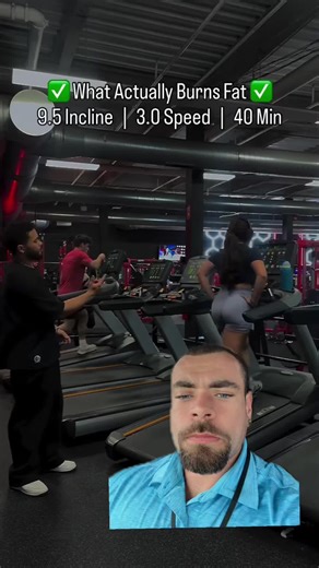 Everyone thinks running burns the most fat… but here’s the truth — walking actually uses a higher percentage of fat for energy. 🥾 When you run, your body needs quick energy, so it burns carbs. Walking? Your body has time and oxygen to tap into fat stores. That’s why long walks after meals or on rest days can actually help your physique more than an all-out run. I swear by this for staying lean while keeping my strength up 💪. 💬 Which do you prefer — a long walk or a fast run? DM me ‘READY’ if 