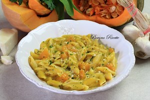 Pasta con zucca e taleggio - cremosa, filante e saporita - Piovono Ricette