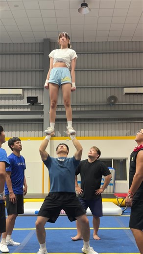 政妮高難度倒立特技展示