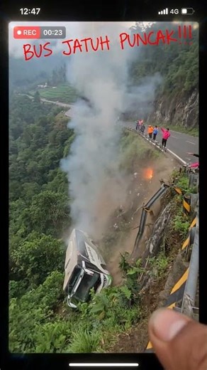 Tourist Bus Falls into RavineAmateur recording of tourist bus plunging into deep ravine in Puncak