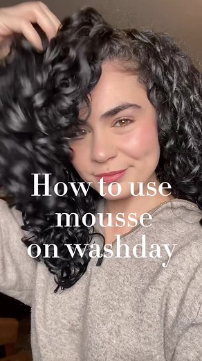 How to use mousse/foams on washday! 🫧➰🫧 At least, this is how I do it and how my hair likes it😊 Gone are the days when I used a full can and air dried but I still really love using it from time to time🙌🏼 IN SECTIONS I’ve found that if I’m going to use mousse as one styler, I get the best results if I apply it in sections so I don’t miss any spots before diffusing! I love using Marc Anthony Haircare strictly curls foam because it has a good amount of hold for my curls👌🏼 IN BETWEEN CURL CRE