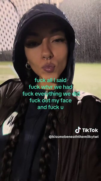 kissmebeneaththemilkytwilight (@kissmebeneaththemilkytwi)’s video of bigfoot nicki minaj song lyrics