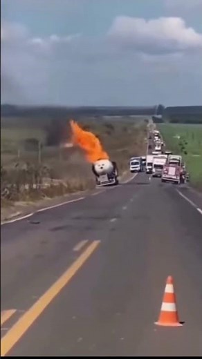 ‪@PaviSuresh-J‬ of an LPG tanker overturning and exploding on a rural highway in Bhachau,