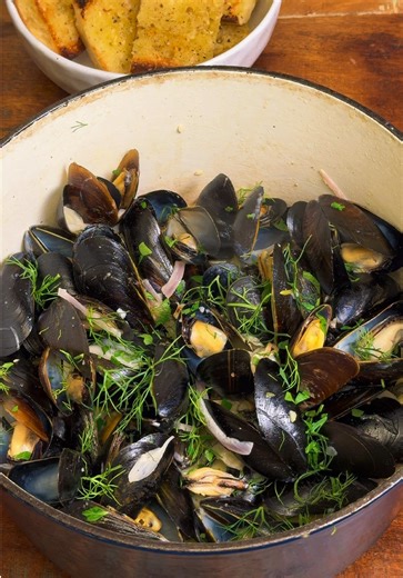 SHELL YEAH🦪 Mussels•Fennel•Fume Blanc•Dijon Creme Fraiche• Garlic Crostini #mussels #whitewine #dijon #easydinnerideas #easydinnerrecipes