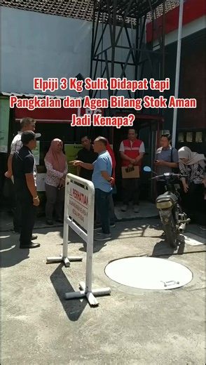 BlitarRaya.com - Inspeksi mendadak (sidak) oleh Tim gabungan dari Polres Blitar Kota, Disperindag, dan Hiswana Migas, Jumat (13/9/2024) tidak menemukan adanya keterlambatan pasokan di tingkat agen maupun pangkalan elpiji bersubsidi ukuran 3 kilogram. Tim tidak dapat memastikan apa penyebab masih adanya keluhan masyarakat yang mengaku kesulitan membeli elpiji ukuran 3 kilogram dalam beberapa hari terakhir. Di pangkalan elpiji SPBU Jalan Kalimantan, Kecamatan Sananwetan, Kota Blitar, Tim ditemui o