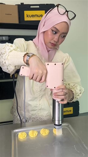 korang rindu putri dengan aina buat live tak?🤭 korang jangan lupa tau esok 6 January pukul 10 pagi kita live tiktok demo tau!! Sapa beli dekat live kite belanja freegift banyak banyak🫣 #machine #live #machinekuihraya #machinekuemue #Ca | kuemue