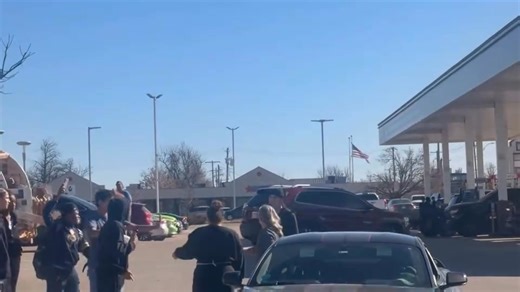 Las agresivas del Mustang negro y gorra Roja #Oklahoma #BethanyOK las ancianas peleando con adolescentes de pena ajena la verdad | Korett Lop