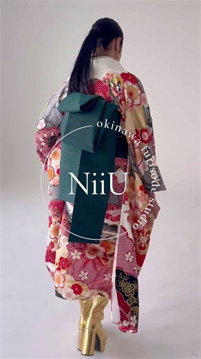 . . NiiU original 花覇 -Hanaha- 圧倒的な存在感を放つ、一点物のカラー総絞り。 華やかさの中に、芯の強さを宿した一着。 合わせたのは、あえての深緑のシック帯。 一点物。唯一無二の振袖。 NiiU PLAN🪝 ︎ ✔︎厳選されたこだわり振袖からセレクト ✔︎ オプションなしで帯揚げや帯締めなどの小物も自由に選べる ✔︎ 草履だけでなく、ブーツでの撮影も可能 ✔︎ プロカメラマンによる丁寧な撮影 ✔︎ 2面台紙アルバム付き ✔︎ レタッチ済みのデータ50カット納品 あなたらしさを、上質に残す。 特別な1日をNiiUで叶えてみませんか？ “選ばれる振袖”ではなく、 “選びたくなる振袖”を。 ----------------------- お問い合わせ、お申し込み方法は ▷NiiU公式ホームページ ▷NiiU Instagram,LINEから✨ お電話でのご来店ご予約は 【080-4347-7085】 までお問い合わせ下さいませ🫧 ⚫️営業時間 10:00〜19:00（不定休） #2026成人式#niiu#振袖#振袖ヘア#振袖レンタル#振袖コーディネート#振袖レン