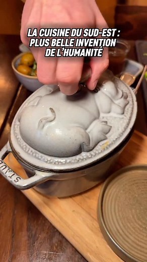 🎁 1 AN DE CASSOULET POUR 2 À GAGNER 🎁 🦆 Que serait la France sans la cuisine du Sud-Ouest ? Aujourd’hui direction @iletaituneoiedanslesudouest, un resto dédié à la gourmande et généreuse cuisine méridionale. Foie gras en pagaille, cassoulet, confit de canard, magret de canard, piperade, frites à la graisse de canard… tout cela avec une belle carte des vins sudistes. Le remède ultime contre la mauvaise humeur ! Tu sors de là avec quelques kilos en plus mais beaucoup de stress en moins ! 💰 PRI