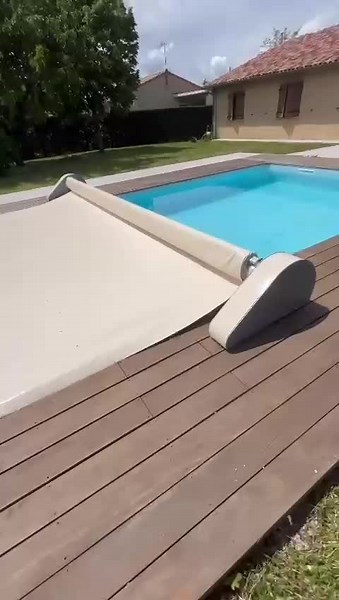 Pose d'une bâche à barre pour piscine avec enrouleur