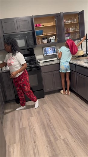 Gretchen Brengettcy on Instagram: "Sunday Reset/ Sunday Dinner with Gabi❤️ #sundaydinner #sundayvlog #vlog #gretandthegirls"