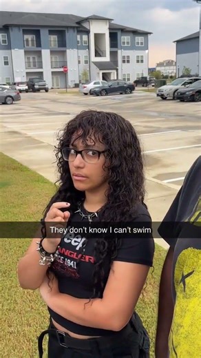 My friend can’t swim😭