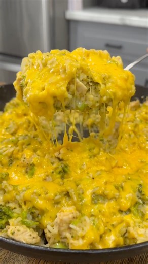 Easy One Pan Meal🙌🏻 Recipe in comments! #recipe #dinner #skilletmeals | Cookinginthemidwest