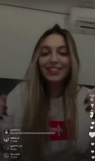 Isa fonti deixa vazar seu peito , durante live no Instagram 😳